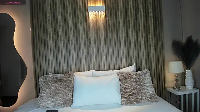 Snapshot of VanneCamiel chatting on 11.06.25 VanneCamiel online show from 11.06.25