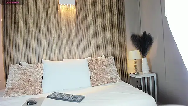 Snapshot of VanneCamiel chatting on 11.07.25 VanneCamiel online show from 11.07.25