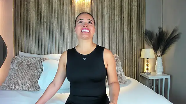 Snapshot of VanneCamiel chatting on 11.17.25 VanneCamiel online show from 11.17.25