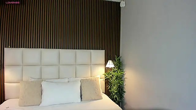 Snapshot of VanneCamiel chatting on 12.02.25 VanneCamiel online show from 12.02.25