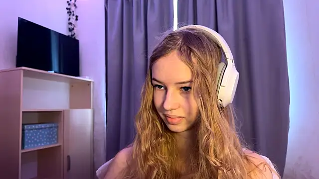 LunaCrave online show from 10.17.25