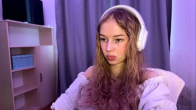 LunaCrave online show from 10.21.25