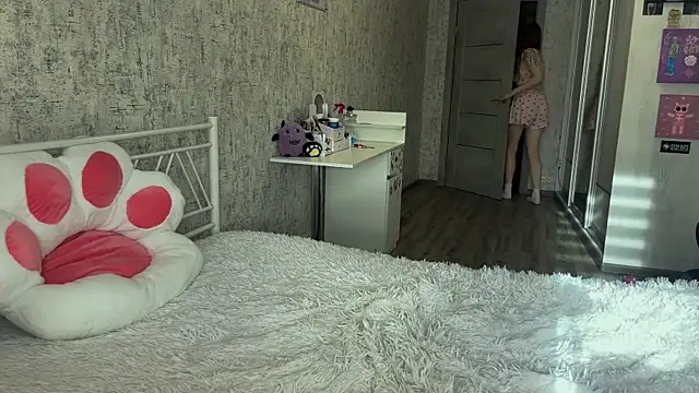 Snapshot of SinVelvet chatting on 10.29.25 SinVelvet online show from 10.29.25