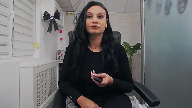 Snapshot of YaraXCox chatting on 10.30.25 YaraXCox online show from 10.30.25