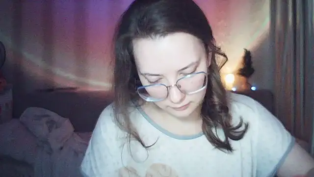 Snapshot of MoodieMira chatting on 12.18.25 MoodieMira online show from 12.18.25