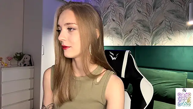 Snapshot of EvaPeace chatting on 10.27.25 EvaPeace online show from 10.27.25