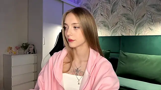 Snapshot of EvaPeace chatting on 10.28.25 EvaPeace online show from 10.28.25