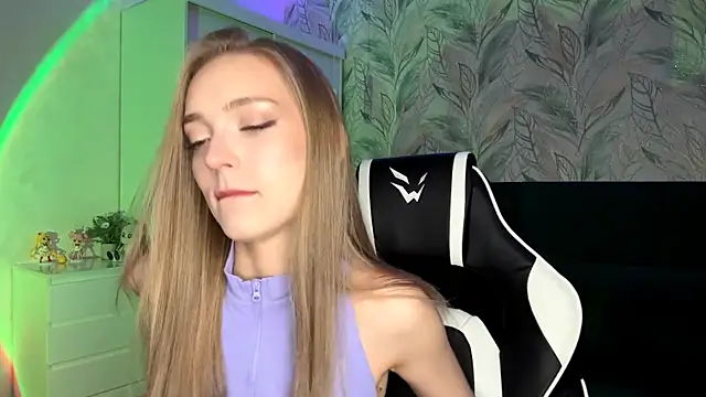 Snapshot of EvaPeace chatting on 10.30.25 EvaPeace online show from 10.30.25