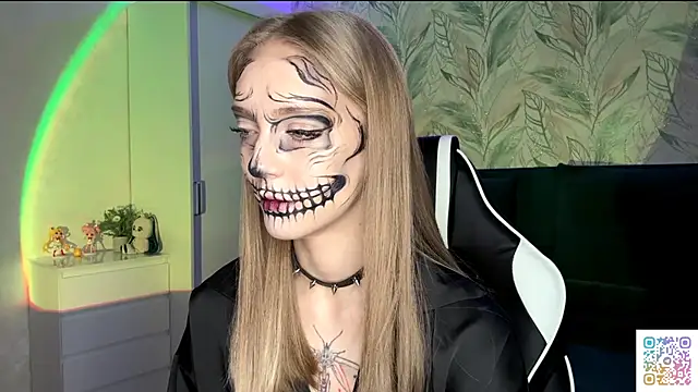 Snapshot of EvaPeace chatting on 10.31.25 EvaPeace online show from 10.31.25