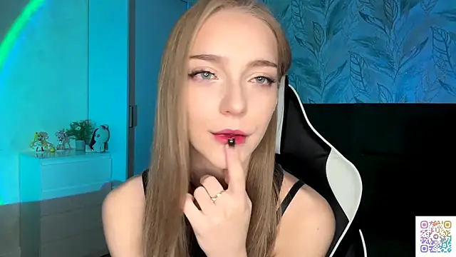 Snapshot of EvaPeace chatting on 11.03.25 EvaPeace online show from 11.03.25