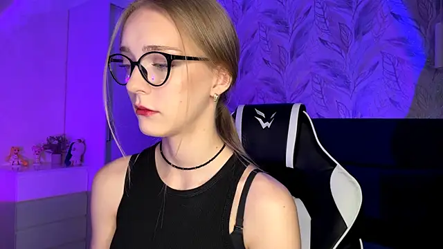 Snapshot of EvaPeace chatting on 11.07.25 EvaPeace online show from 11.07.25