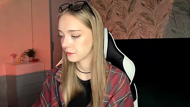 Snapshot of EvaPeace chatting on 11.10.25 EvaPeace online show from 11.10.25