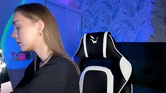 Snapshot of EvaPeace chatting on 11.12.25 EvaPeace online show from 11.12.25