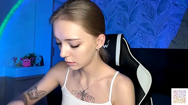 Snapshot of EvaPeace chatting on 11.16.25 EvaPeace online show from 11.16.25