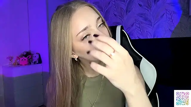 Snapshot of EvaPeace chatting on 11.17.25 EvaPeace online show from 11.17.25