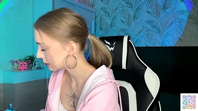 Snapshot of EvaPeace chatting on 11.21.25 EvaPeace online show from 11.21.25