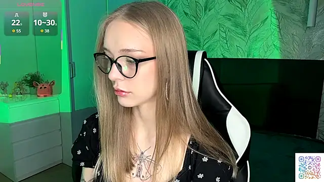 Snapshot of EvaPeace chatting on 11.25.25 EvaPeace online show from 11.25.25