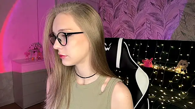 Snapshot of EvaPeace chatting on 12.03.25 EvaPeace online show from 12.03.25