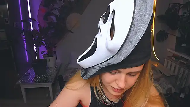 Snapshot of Alexa__Pirs chatting on 10.17.25 Alexa Pirs online show from 10.17.25