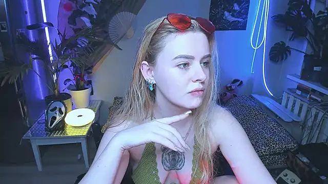 Snapshot of Alexa__Pirs chatting on 10.21.25 Alexa Pirs online show from 10.21.25