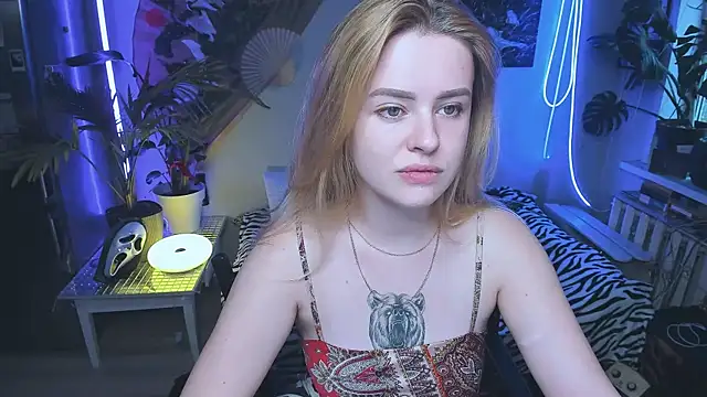 Snapshot of Alexa__Pirs chatting on 10.22.25 Alexa Pirs online show from 10.22.25