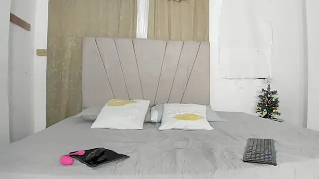 Nina keller  online show from 12.03.25