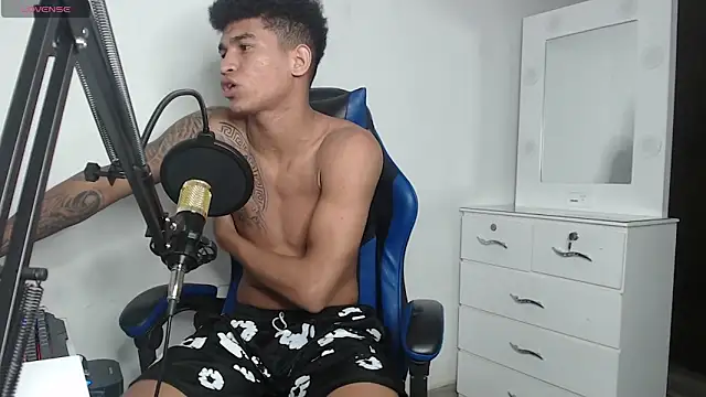 Snapshot of Angel_LatinGuy chatting on 10.18.25 Angel LatinGuy online show from 10.18.25