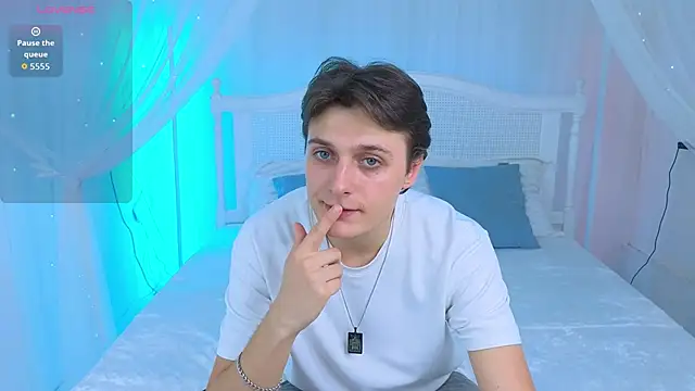 Snapshot of GGimperator_ chatting on 10.31.25 GGimperator online show from 10.31.25