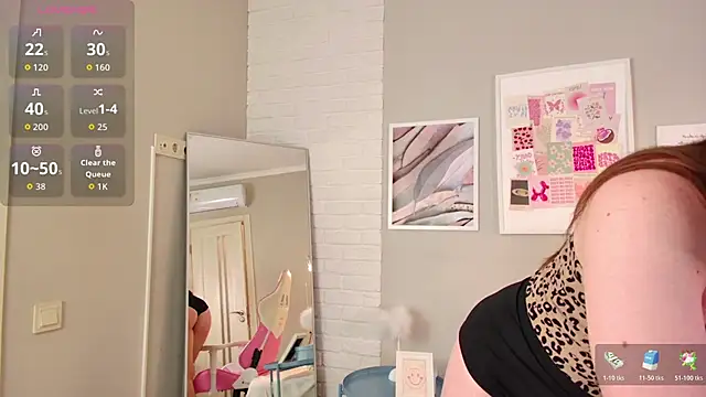 Snapshot of JulliRoss chatting on 11.11.25 JulliRoss online show from 11.11.25