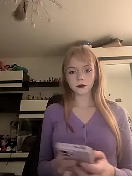 Snapshot of OpheliaMills chatting on 10.12.25 OpheliaMills online show from 10.12.25