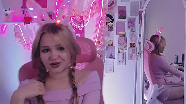 Snapshot of SweetCutie19 chatting on 10.21.25 SweetCutie19 online show from 10.21.25