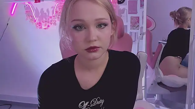 Snapshot of SweetCutie19 chatting on 10.22.25 SweetCutie19 online show from 10.22.25