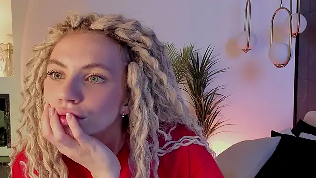 Snapshot of mia_silkk chatting on 10.24.25 mia silkk online show from 10.24.25