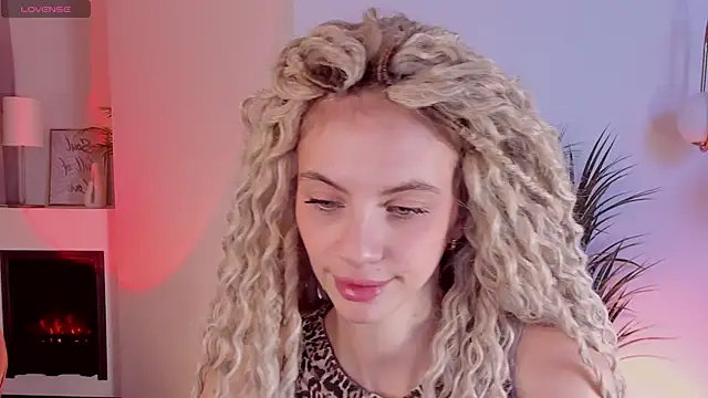 Snapshot of mia_silkk chatting on 10.27.25 mia silkk online show from 10.27.25