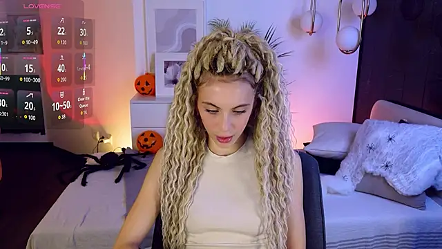 Snapshot of mia_silkk chatting on 10.31.25 mia silkk online show from 10.31.25