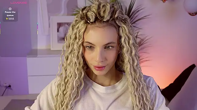 Snapshot of mia_silkk chatting on 11.06.25 mia silkk online show from 11.06.25