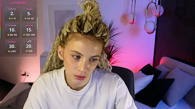 Snapshot of mia_silkk chatting on 11.07.25 mia silkk online show from 11.07.25