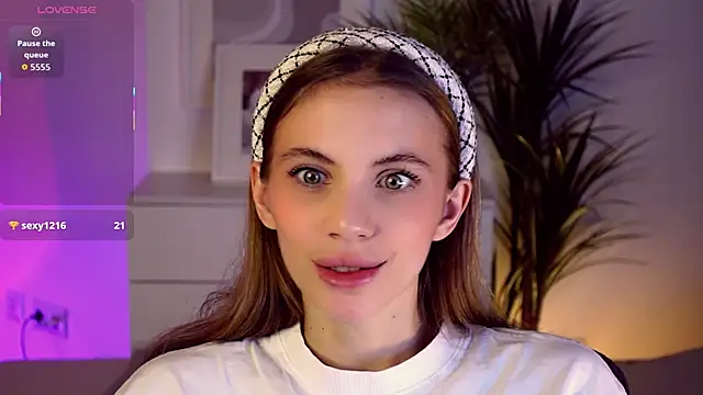 Snapshot of mia_silkk chatting on 11.14.25 mia silkk online show from 11.14.25