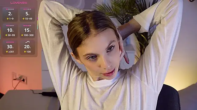 Snapshot of mia_silkk chatting on 11.17.25 mia silkk online show from 11.17.25