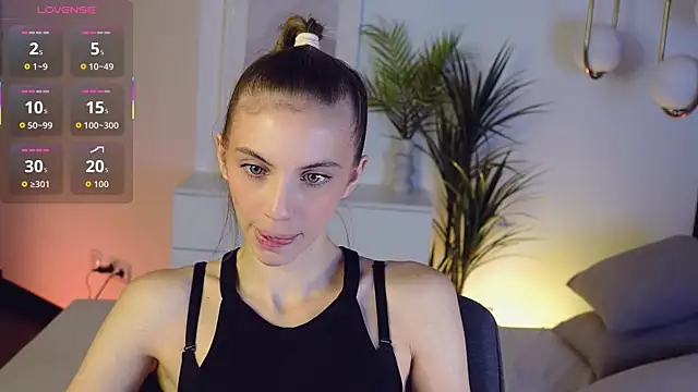 Snapshot of mia_silkk chatting on 11.18.25 mia silkk online show from 11.18.25