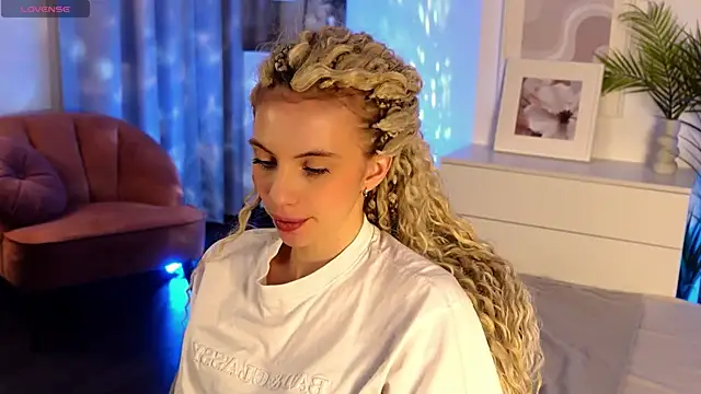 Snapshot of mia_silkk chatting on 12.18.25 mia silkk online show from 12.18.25