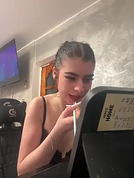 Snapshot of MissHerra2 chatting on 11.27.25 MissHerra2 online show from 11.27.25