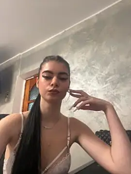 Snapshot of MissHerra2 chatting on 11.28.25 MissHerra2 online show from 11.28.25