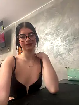 Snapshot of MissHerra2 chatting on 12.05.25 MissHerra2 online show from 12.05.25