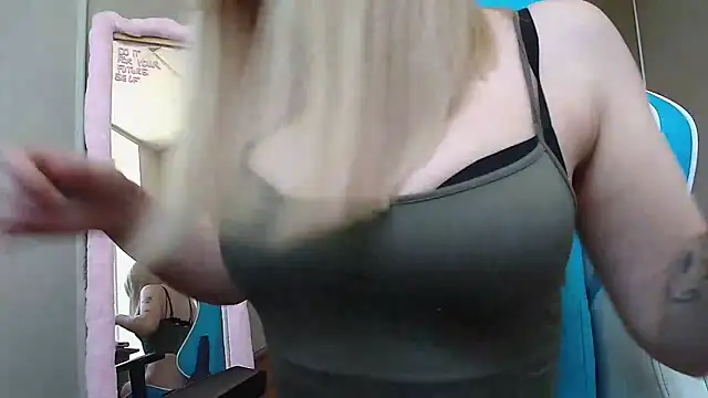 Snapshot of LizzyCumm chatting on 03.12.26 LizzyCumm online show from 03.12.26