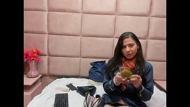 Kylie Bloom online show from 11.27.25