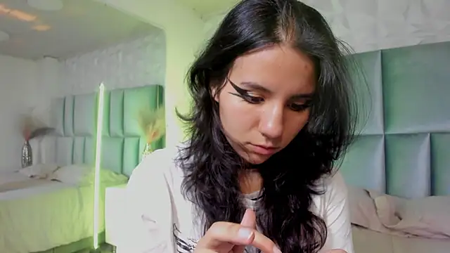 HollyPeach online show from 03.05.26