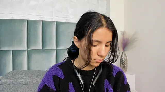 HollyPeach online show from 07.10.26