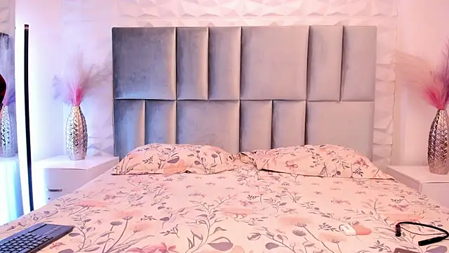 HollyPeach online show from 07.31.26