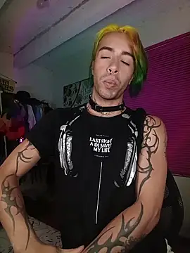 Snapshot of saenzjhonny chatting on 10.11.25 saenzjhonny online show from 10.11.25